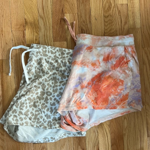 Old navy pocketed drawstring lounge shorts! - Picture 2 of 10